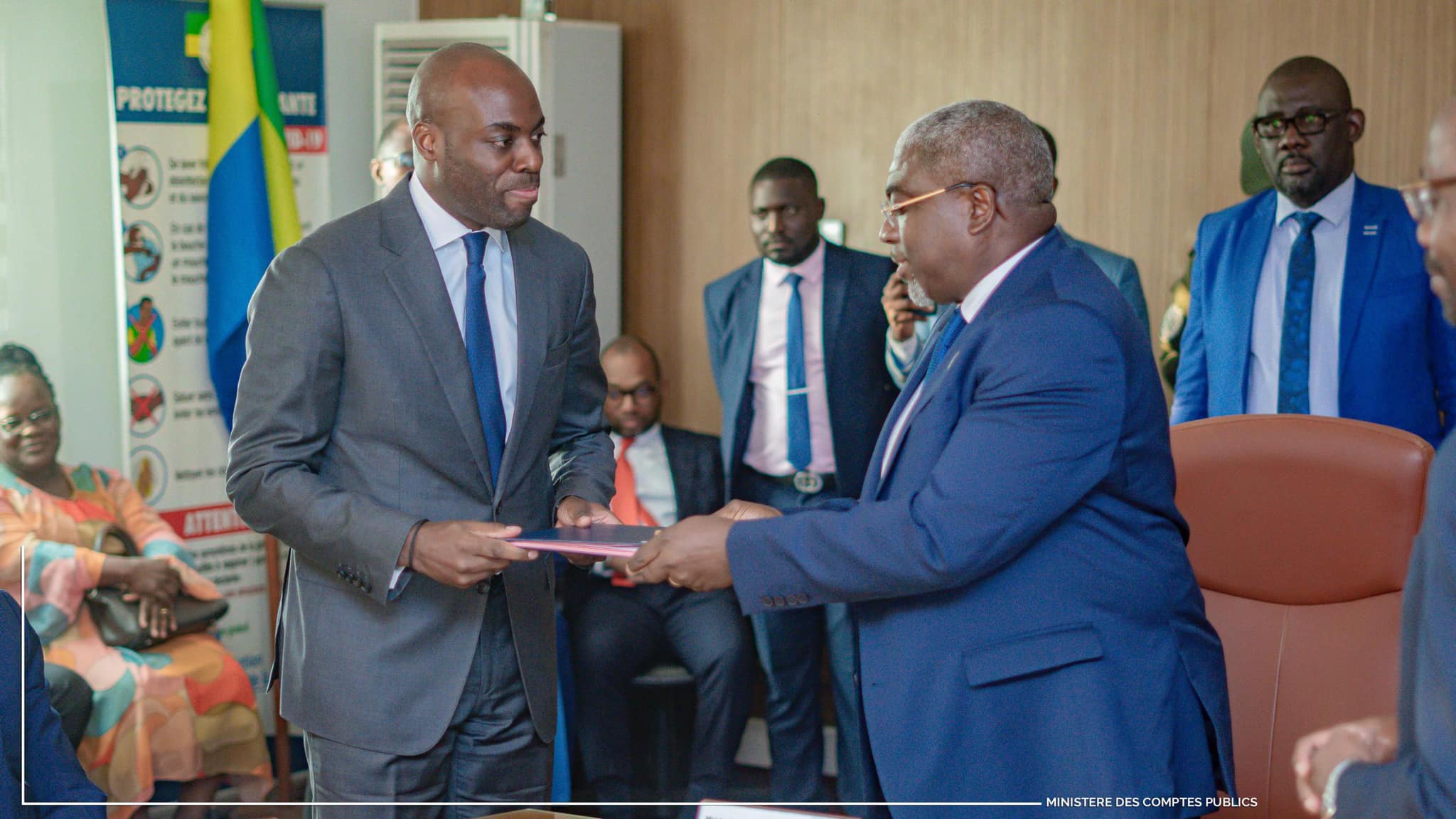 Passation de Pouvoirs au Ministère de l’Économie et des Participations : Charles M’BA Hérite du Portefeuille de la Dette