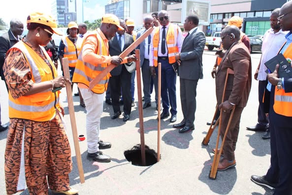 Le Ministre des Travaux Publics sur le terrain au Boulevard du bord de mer