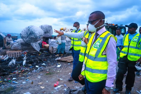 Visite du Ministre de l’environnement à la décharge de Mindoumbé