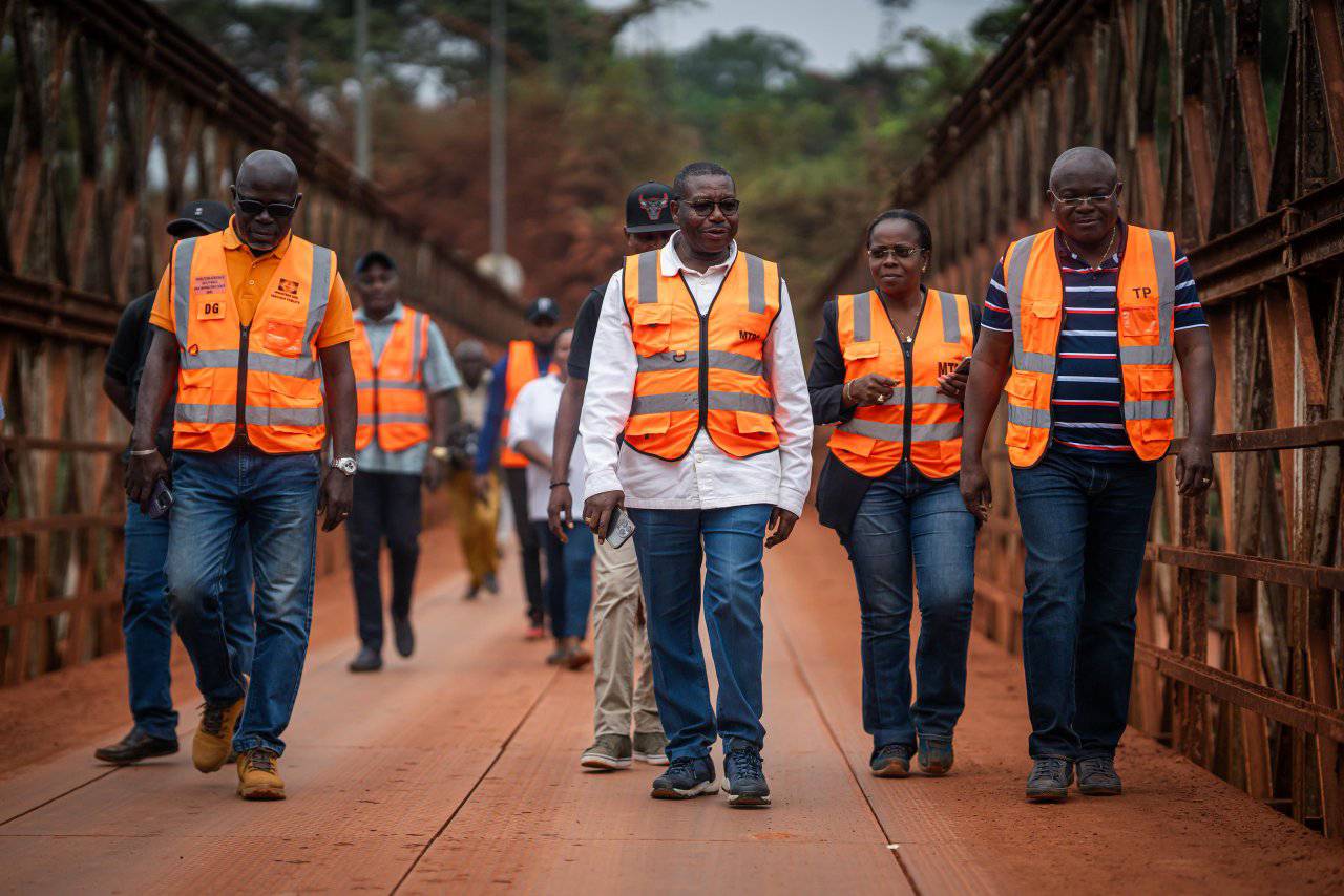 LE MINISTRE DES TRAVAUX PUBLICS SUR LES ROUTES DU SUD DU GABON LA SEMAINE DERNIÈRE