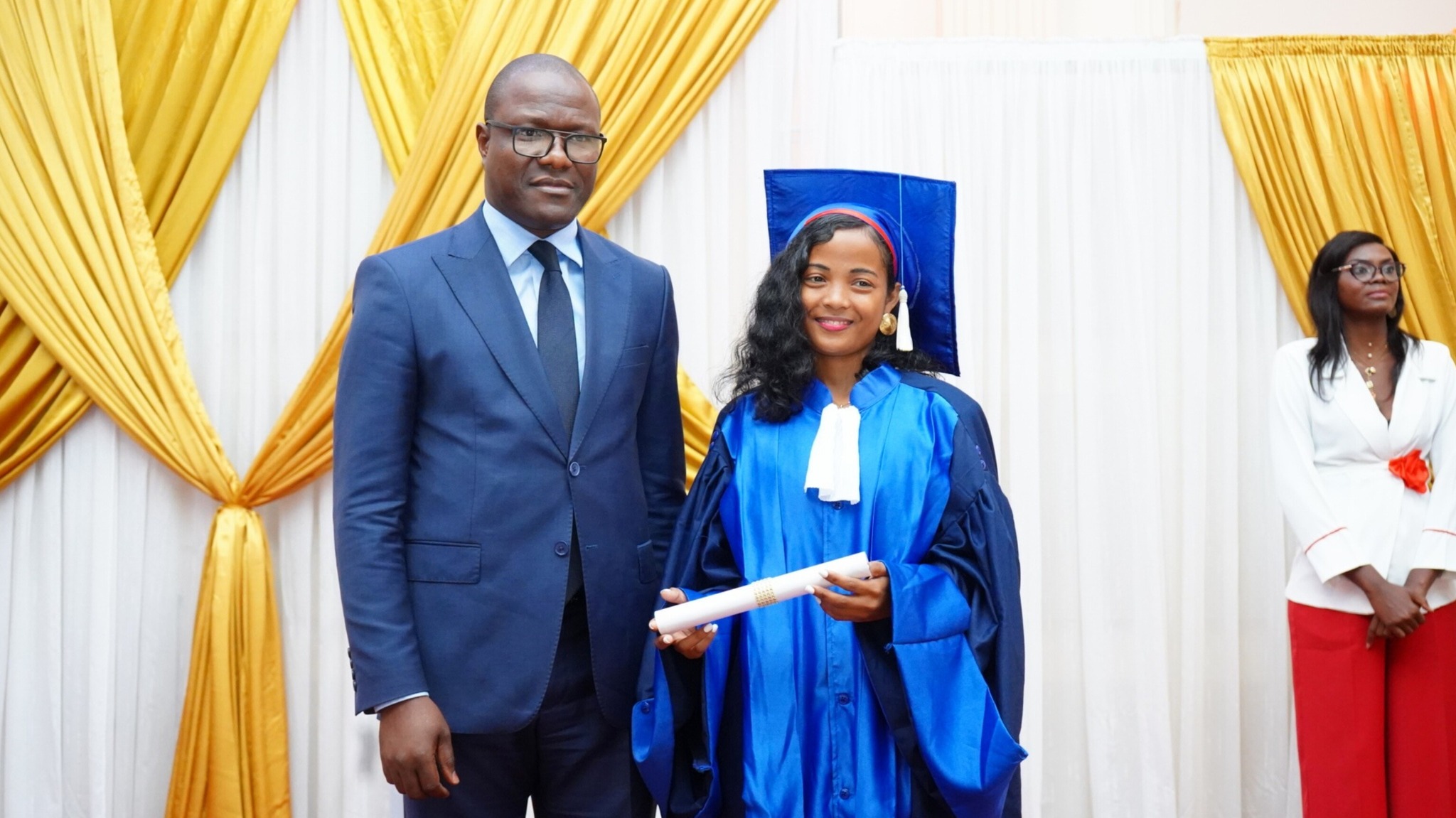 𝐂𝐄́𝐑𝐄́𝐌𝐎𝐍𝐈𝐄 𝐃𝐄 𝐂𝐎𝐋𝐋𝐀𝐓𝐈𝐎𝐍 𝐃𝐄 𝐆𝐑𝐀𝐃𝐄𝐒 𝐄𝐓 𝐃𝐄 𝐑𝐄𝐌𝐈𝐒𝐄 𝐃𝐄𝐒 𝐃𝐈𝐏𝐋𝐎̂𝐌𝐄𝐒 𝐃𝐄 𝐋’𝐔𝐍𝐈𝐕𝐄𝐑𝐒𝐈𝐓𝐄́ 𝐄𝐌-𝐆𝐀𝐁𝐎𝐍]