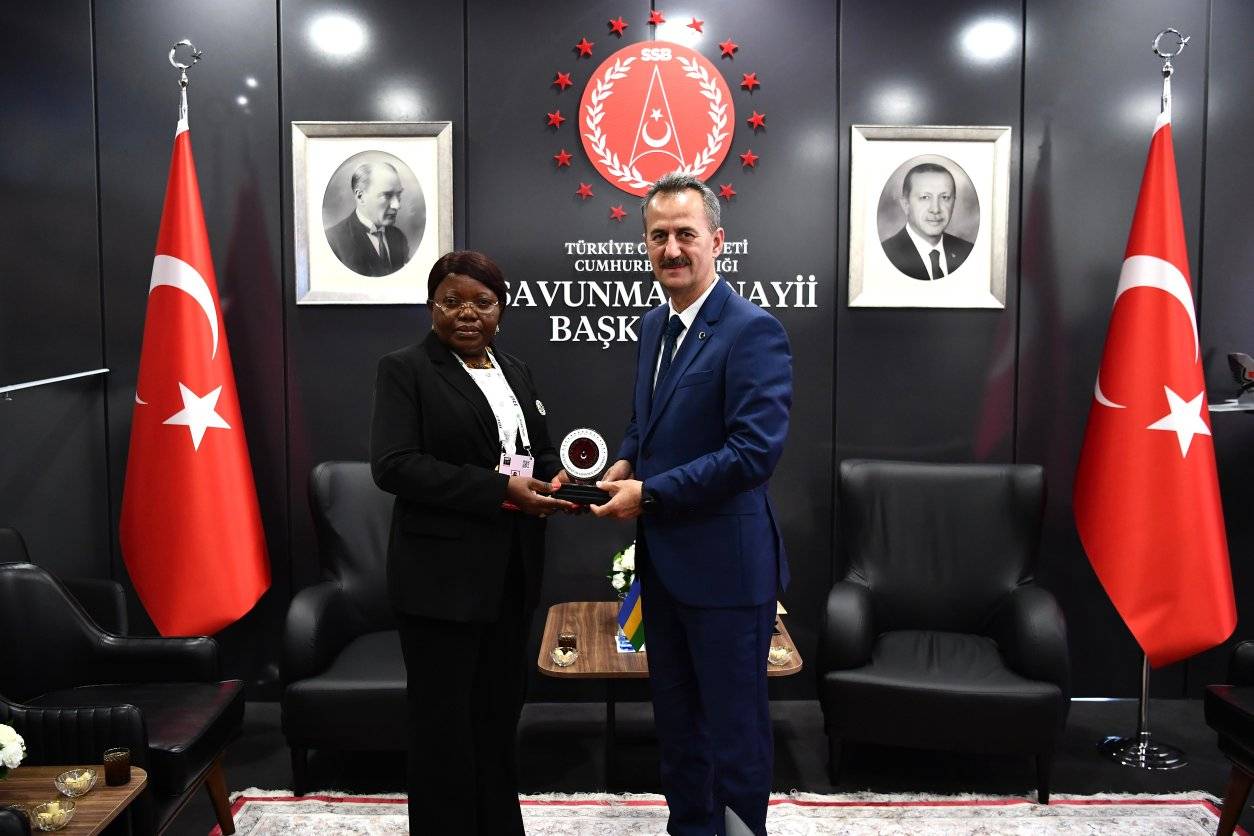 LE MINISTRE DE LA DÉFENSE NATIONALE REÇU PAR LE PRÉSIDENT DE LA SSB EN MARGE DE l’IDEF 2025.