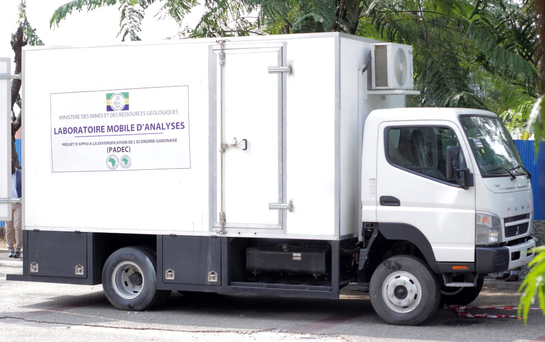 UN LABORATOIRE MOBILE POUR RENFORCER L’EXPERTISE MINIÈRE