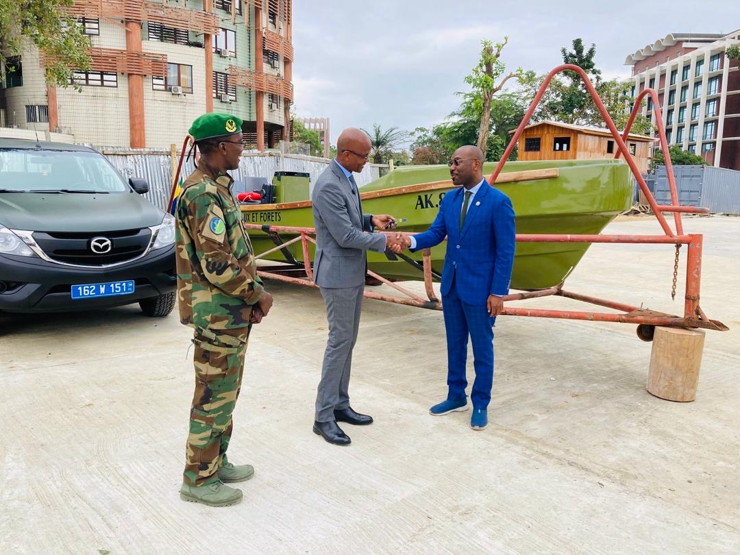 Le Gabon renforce la surveillance de ses écosystèmes grâce à deux embarcations