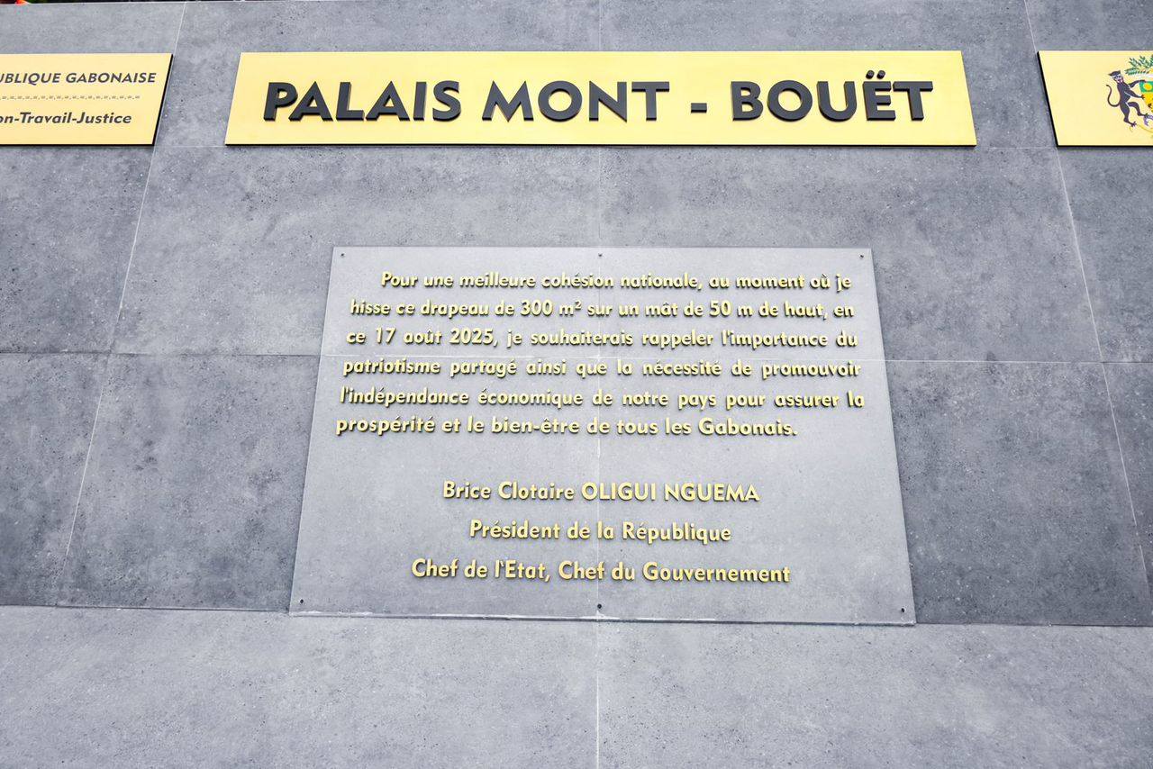 Un acte de foi républicaine : un drapeau immense pour un Gabon debout.