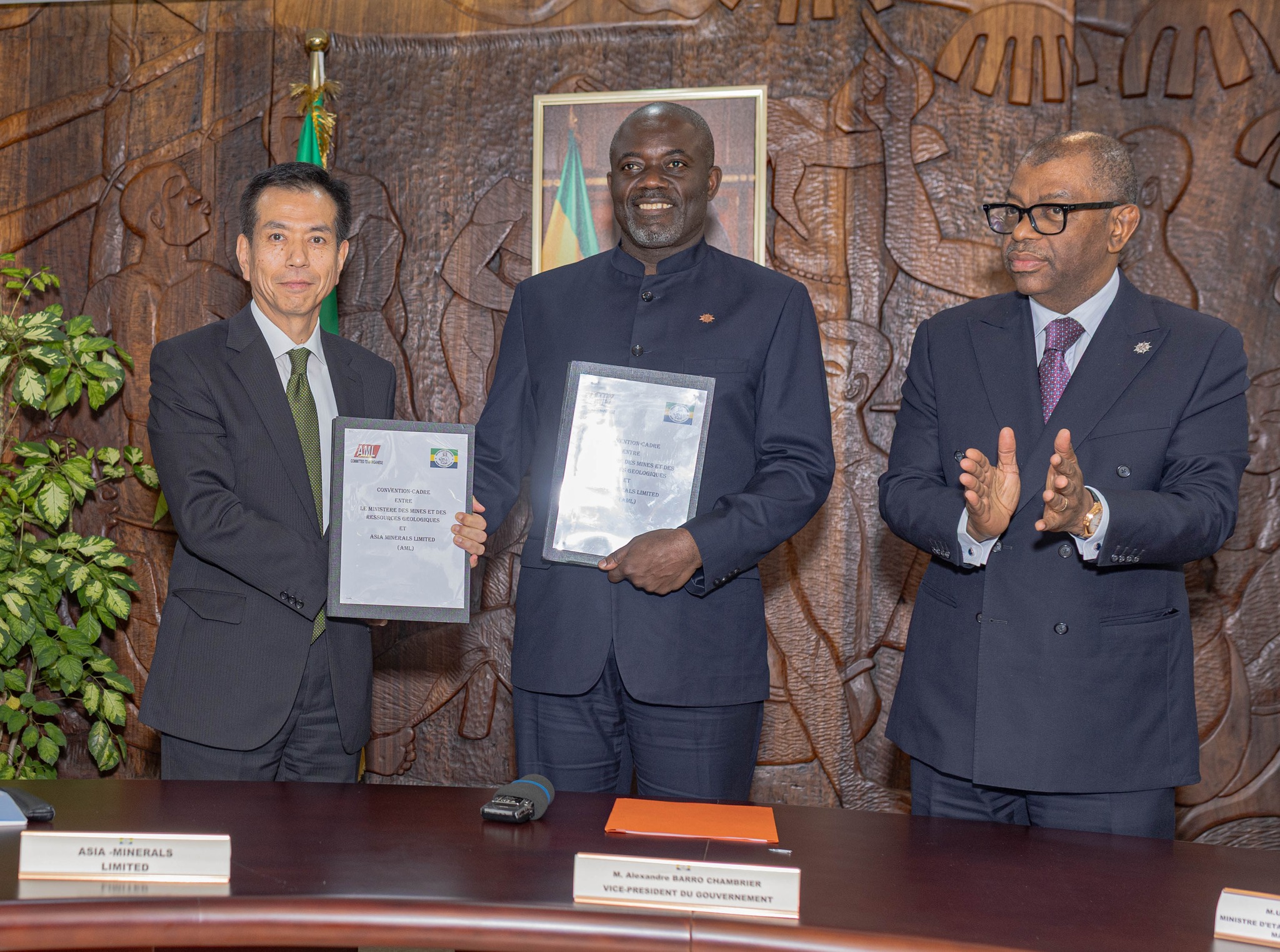 𝐋𝐞 𝐆𝐚𝐛𝐨𝐧 𝐝𝐢𝐯𝐞𝐫𝐬𝐢𝐟𝐢𝐞 𝐬𝐞𝐬 𝐩𝐚𝐫𝐭𝐞𝐧𝐚𝐢𝐫𝐞𝐬 𝐩𝐨𝐮𝐫 𝐥𝐚 𝐭𝐫𝐚𝐧𝐬𝐟𝐨𝐫𝐦𝐚𝐭𝐢𝐨𝐧 𝐥𝐨𝐜𝐚𝐥𝐞 𝐝𝐞 𝐬𝐞𝐬 𝐦𝐢𝐧𝐞𝐫𝐚𝐢𝐬 𝐝𝐞 𝐦𝐚𝐧𝐠𝐚𝐧𝐞̀𝐬𝐞