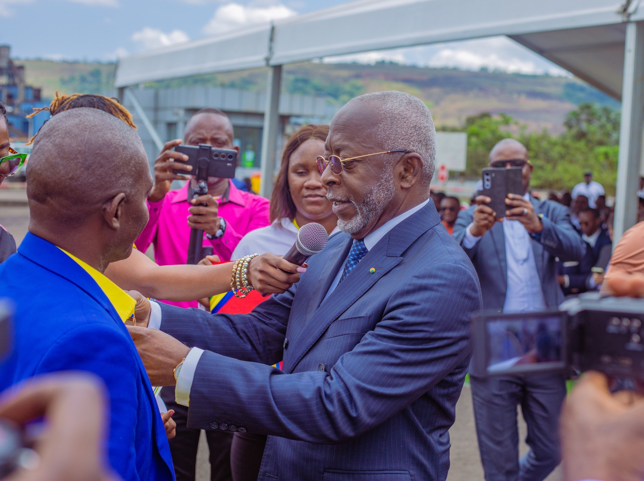 𝐑𝐞𝐦𝐢𝐬𝐞 𝐝𝐞𝐬 𝐌é𝐝𝐚𝐢𝐥𝐥𝐞𝐬 𝐝’𝐇𝐨𝐧𝐧𝐞𝐮𝐫 𝐝𝐮 𝐓𝐫𝐚𝐯𝐚𝐢𝐥 à 𝟑𝟎𝟐 𝐚𝐠𝐞𝐧𝐭𝐬 𝐝𝐞 𝐥𝐚 𝐂𝐎𝐌𝐈𝐋𝐎𝐆