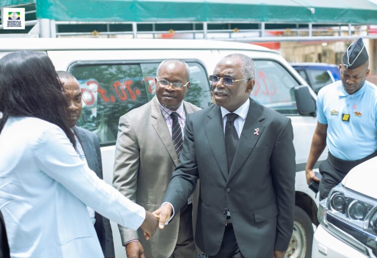 Le Ministre François Ndong Obiang en visite dans les directions générales des Relations avec les Institutions