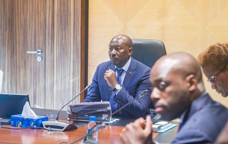 𝐏𝐎𝐔𝐑𝐒𝐔𝐈𝐓𝐄 𝐃𝐄 𝐋𝐀 𝐌𝐈𝐒𝐄 𝐄𝐍 Œ𝐔𝐕𝐑𝐄 𝐃𝐔 𝐒𝐈𝐆𝐅𝐈𝐏 : 𝐕𝐄𝐑𝐒 𝐔𝐍𝐄 𝐆𝐄𝐒𝐓𝐈𝐎𝐍 𝐌𝐎𝐃𝐄𝐑𝐍𝐈𝐒𝐄́𝐄 𝐄𝐓 𝐂𝐄𝐍𝐓𝐑𝐀𝐋𝐈𝐒𝐄́𝐄 𝐃𝐄𝐒 𝐅𝐈𝐍𝐀𝐍𝐂𝐄𝐒 𝐏𝐔𝐁𝐋𝐈𝐐𝐔𝐄𝐒