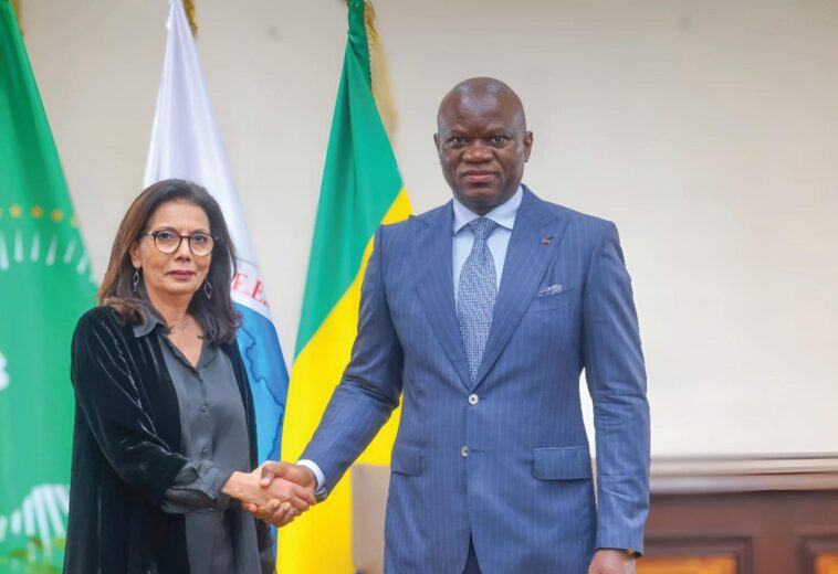 Le Président Brice Clotaire OLIGUI NGUEMA reçoit le Trophée “Champion” ARISE Africa 2025 pour la protection de l’enfance