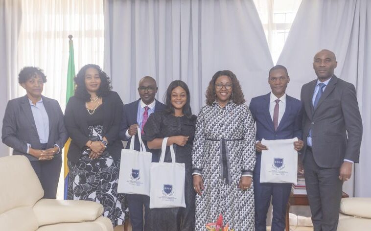 Coopération EPCA-IRA de Lyon : Madame Laurence NDONG remet les kits de voyage aux étudiants méritants