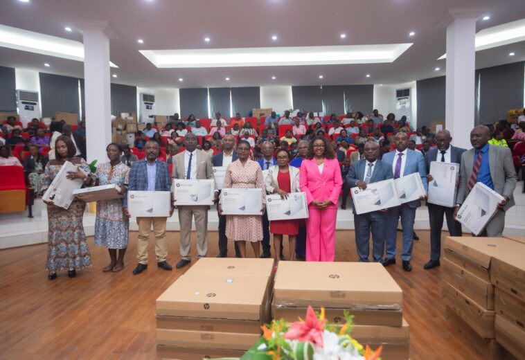 La ministre de la Fonction Publique dote son personnel de matériels informatiques et de bus de transport 