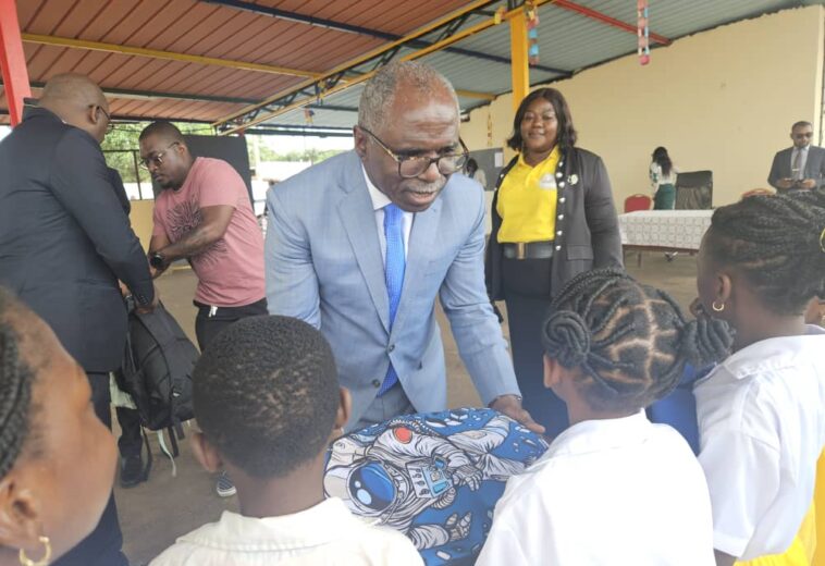 ÉDUCATION : FRANÇOIS NDONG OBIANG VALORISE LE MÉRITE SCOLAIRE À TRAVERS UNE REMISE DE KITS AUX MEILLEURS ÉLÈVES