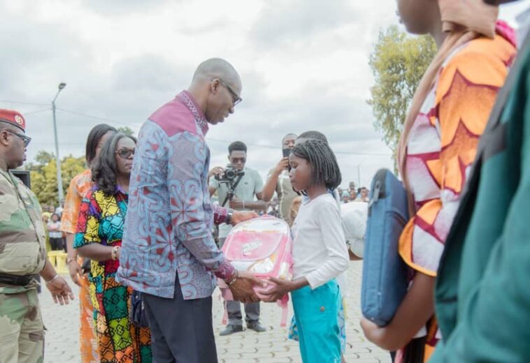 RENTRÉE SCOLAIRE À LAMBARÉNÉ : 2 400 KITS DISTRIBUÉS AUX ÉLÈVES ET 10 ORDINATEURS OFFERTS AUX MEILLEURS BACHELIERS